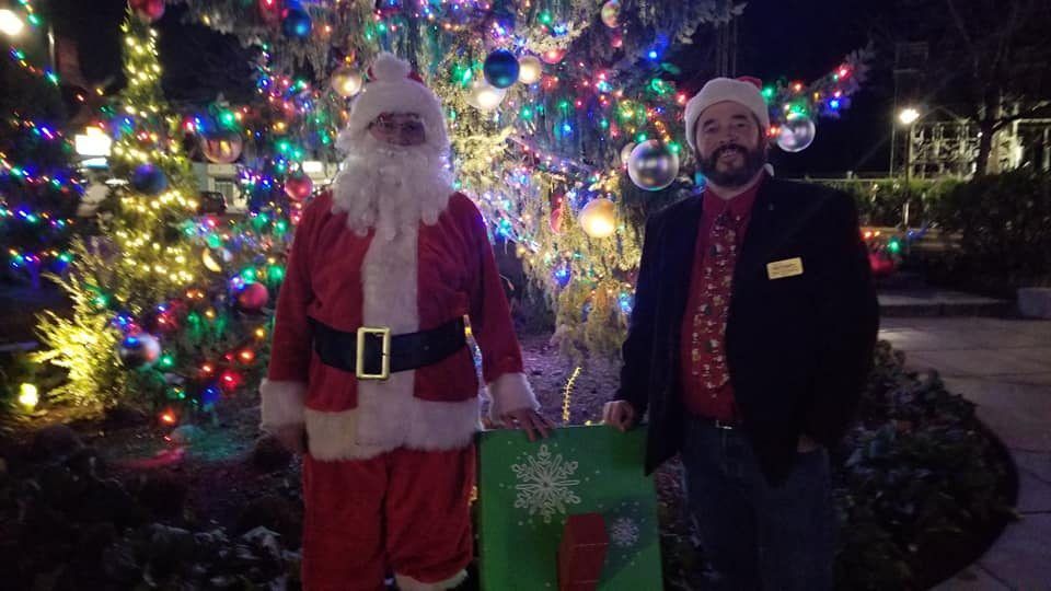 Mayor Drinkwine with Santa at Estacada’s holiday tree lighting
